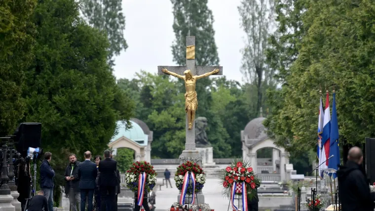 Srušen glavni križ na Mirogoju; Tomašević: 'Nitko nije stradao'