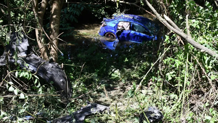 Vozač koji je upao u rijeku i ostavio suvozača i dalje u bijegu. Policija prestala pretraživati teren
