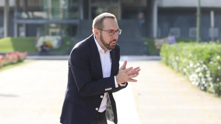 Vozač automobila sru&scaron;io motociklista. Toma&scaron;ević prvi pritrčao u pomoć, a sklonio je i vozilo s ulice