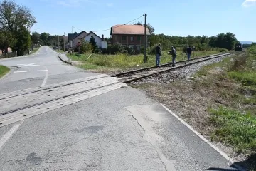 Na pružnom prijelazu u Trenkovu u naletu vlaka na automobil ozlijeđeno više osoba