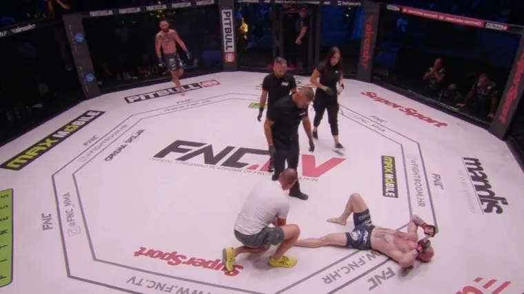 Kakav peh: Borba prekinuta zbog te&scaron;ke ozljede, borac iznesen na nosilima