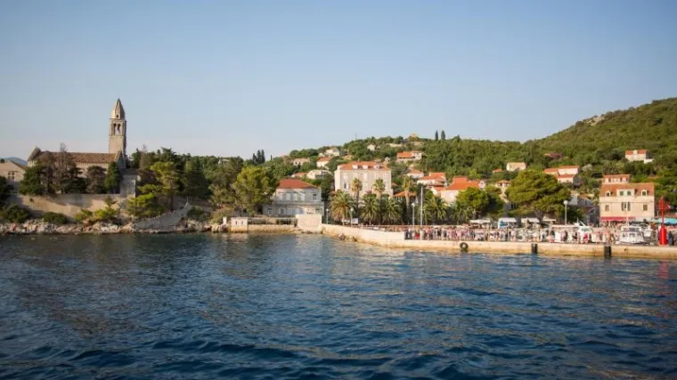 Motociklom se zabio u zemljanu posudu s cvijećem, pao i zadobio vi&scaron;e lomova: Liječnici se bore za njegov život