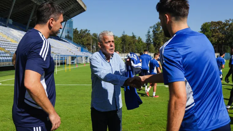 Prije nekoliko dana ganuo je čitavu naciju, a Dinamo ga je sada pozvao na trening: Dobio je dres i godi&scaron;nju ulaznicu