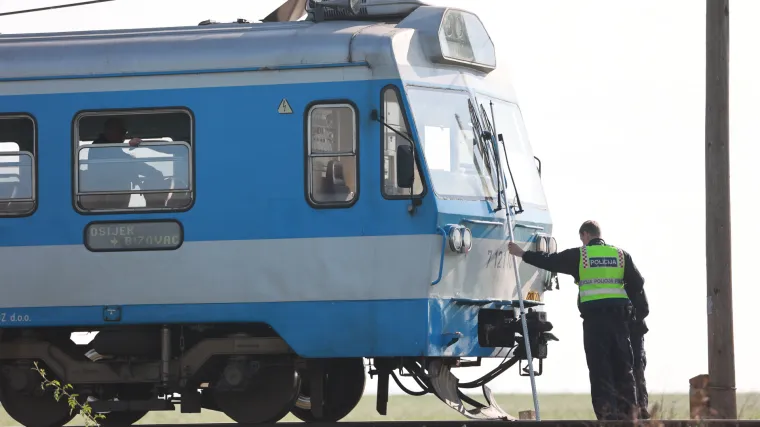 Putnički vlak naletio na vozilo, dvoje s ozljedama hitno prevezli u pože&scaron;ku bolnicu