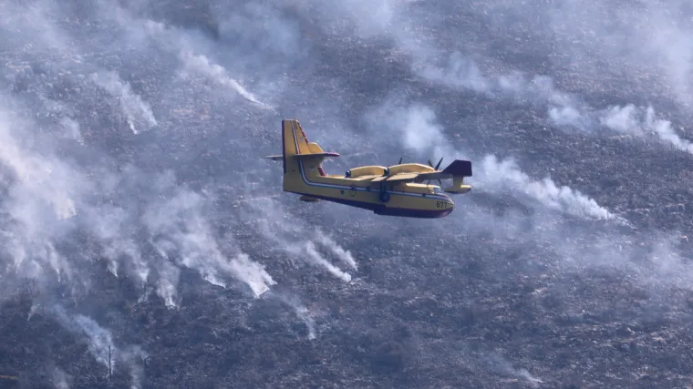 Požar na južnoj strani Hvara lokaliziran: U ga&scaron;enju pomagao kanader, izgorio hektar stabala