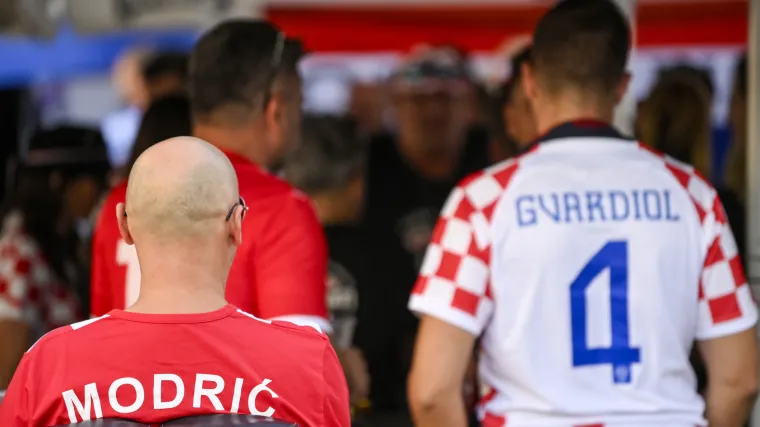 Na ulicama Rijeke navijačice, kao i dečki u crnom: Svi su pod budnim okom policije