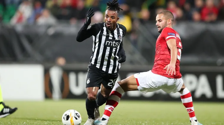 Kakav show u susjedstvu: U klub doveli reprezentativca, on helikopterom sletio na teren! Poveo je i navijanje...