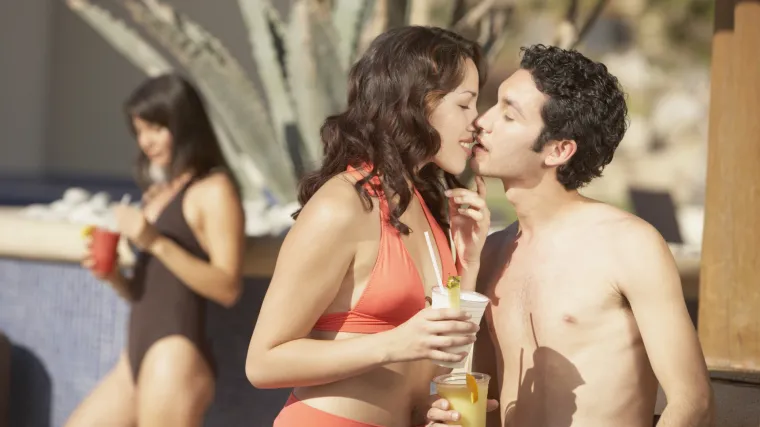 Nedostaje im kemije? Par se konačno poljubio nakon erotične masaže, svi ih gledali u &scaron;oku