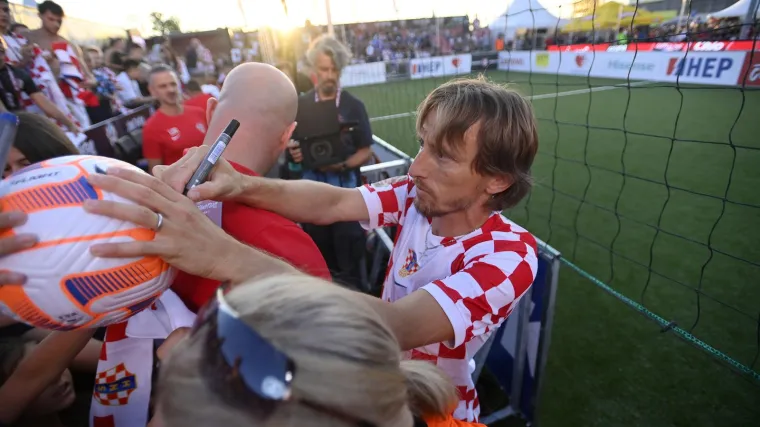 Kakva navala: Pogledajte &scaron;to je po dolasku u Armeniju sna&scaron;lo Luku Modrića, dobio je i poklon