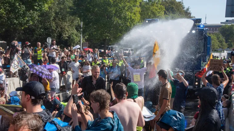 Policija u Haagu upotrijebila vodene topove, privela 2400 klimatskih aktivista