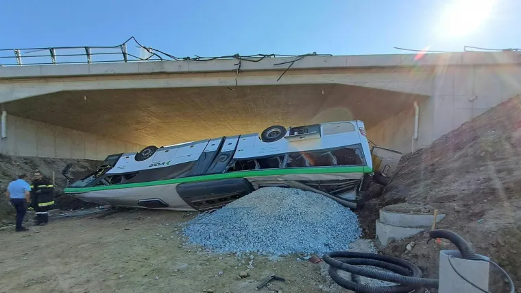 &Scaron;kolski autobus se sudario s automobilom pa sletio s mosta: 16-godi&scaron;njakinja i vozač teže su ozlijeđeni