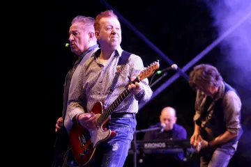 Skupi 10/10 točnih naziva domaćih pjesama prema prvom stihu i dokaži da razvaljuješ na karaokama