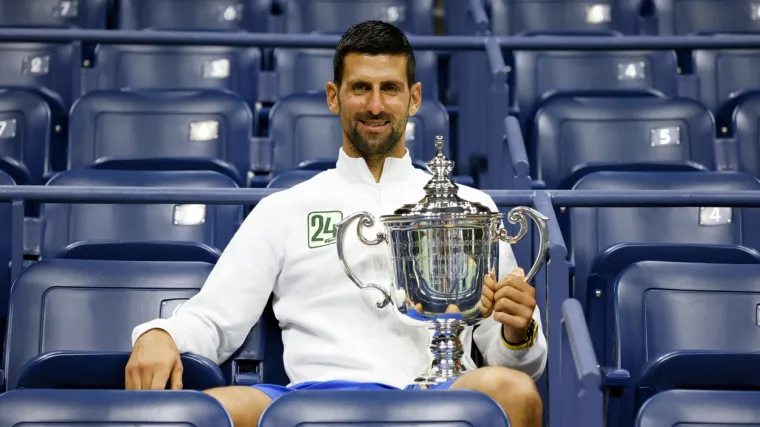 Novak je ispisao povijest na US Openu pa za dodjelu trofeja odjenuo posebnu majicu kao posvetu