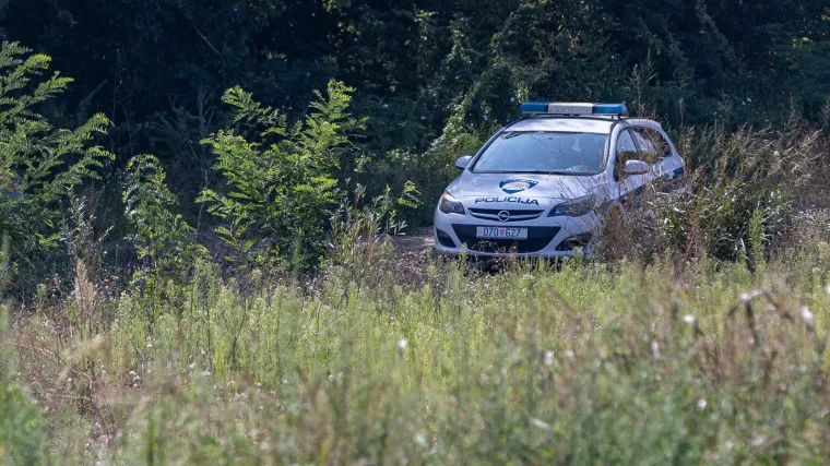 Opsadno stanje u Dugom Selu: Mu&scaron;karac oružjem prijetio obitelji pa pobjegao, traže ga uz pomoć psa i dronova