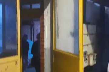 ZET-ov hangar jezivo je mjesto za rad, voda iz cijevi šiklja na sve strane