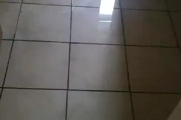 ZET-ov hangar jezivo je mjesto za rad, voda iz cijevi šiklja na sve strane (3.)