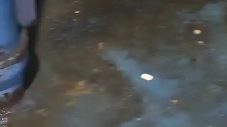 ZET-ov hangar jezivo je mjesto za rad, voda iz cijevi šiklja na sve strane (4.)