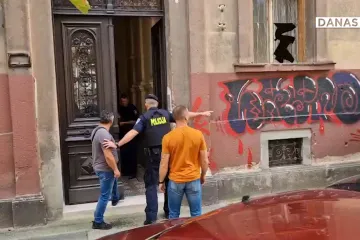 VIDEO Nevjerojatno privođenje u centru Zagreba. Muškarac ušao u stan susjede i sjeo na kauč s pištoljem