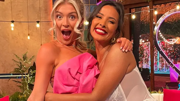 Maya se uvukla u premalen korzet, a Molly ima haljinu koja sliči na vaginu: 'Imam prevelike grudi i preuzak struk'