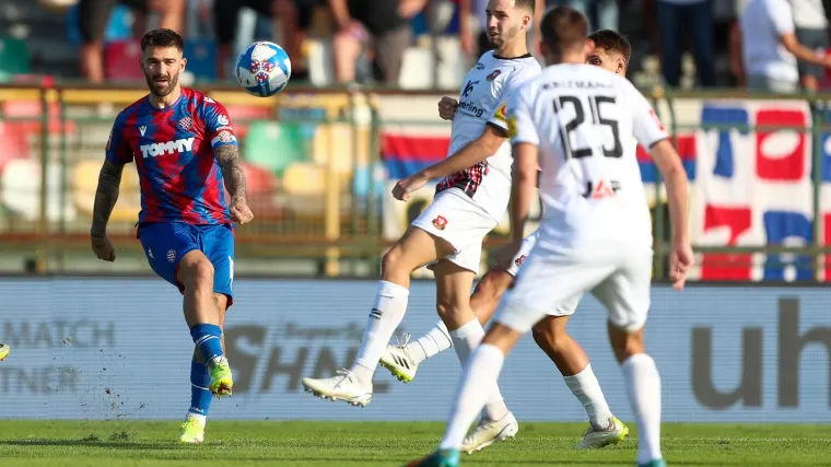 Navijači Hajduka: 'Možda da se brinemo o igri, a ne tko nam sudi'