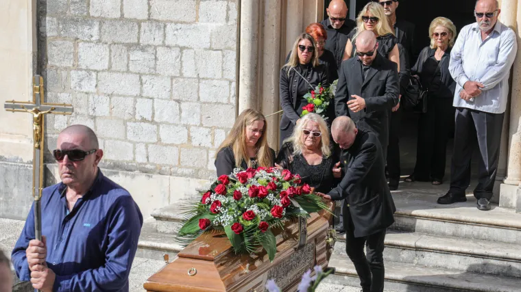 FOTO Posljednji ispraćaj Mila Hrnića. Od legendarnog pjevača oprostili se pjesmom