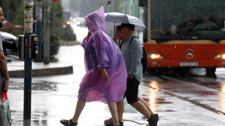 Obilna ki&scaron;a potopila Rijeku! Vatrogasci su na terenu, a građani kažu da je voda možda u&scaron;la u dio zgrada