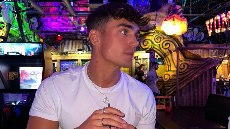 Uhvaćena u krevetu sa sedam godina mlađim: Zavodnik već galebari, ne bira s kojom će