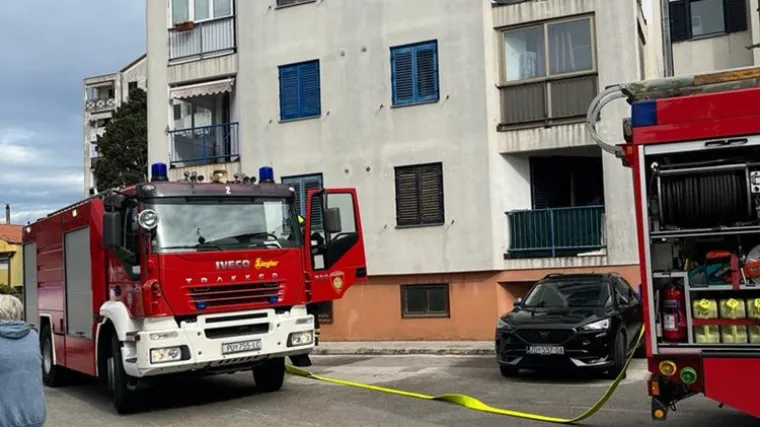 FOTO Eksplozija u stanu u Puli: Dvije osobe ozlijeđene, zavr&scaron;ile su u bolnici. Na terenu sve službe