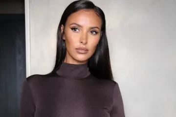 Dokaz da žena zakopčana do grla uvijek zrači seksipilom: Maya Jama sakrila dekolte, u prvom planu zanosne obline
