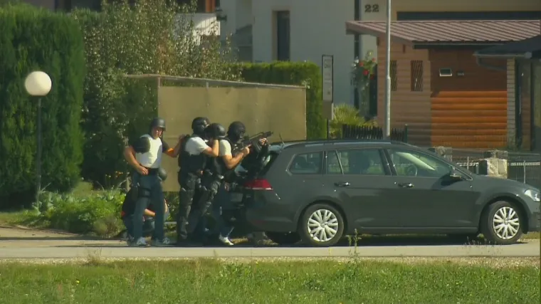 FOTO Mu&scaron;karac u Sloveniji nekoliko puta pucao s balkona kuće, ciljao i policiju. Stigli specijalci