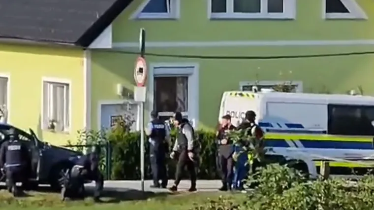 Naoružani mu&scaron;karac iza&scaron;ao na balkon i pucao, na terenu specijalci i pregovarač: Neslužbeno se nagađa i o razlogu pucnjave?