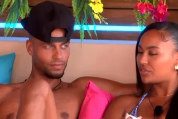 Drugi joj masira leđa, a on je voli: Zgodni Škot pomutio joj razum, hoće li prevariti svog prevrtljivog dečka?