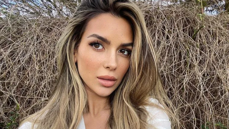 Super zgodna Turkinja koja je pokorila Britaniju: Ima milijune u banci i na Instagramu, donosimo najbolje