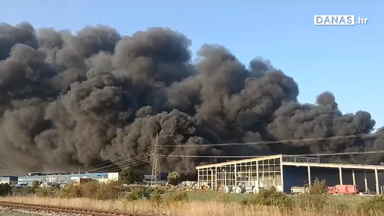 Vatrogasci požar gase i robotom, izvukli su na tisuće litara kemikalija, stvara se velika količina otrovnih plinova