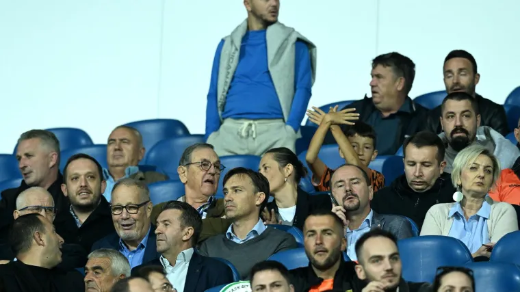 Navijači upiru prstom u Bari&scaron;ića i &Scaron;imića, a oni bezbrižno gledaju bezidejni i jalovi Dinamo