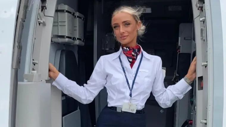 Dvojica su je željela, sad bi mogla ostati bez ikoga: Seksi stjuardesa luda od ljubomore, blamira se stalno