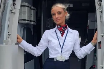 Dvojica su je željela, sad bi mogla ostati bez ikoga: Seksi stjuardesa luda od ljubomore, blamira se stalno