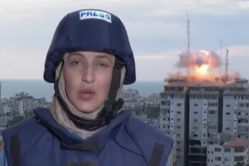 Novinarka se javljala uživo iz Gaze kad je neboder iza nje pogođen projektilom: Zavrištala je...