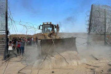 Pogledajte snimku kako Palestinci buldožerom ruše ogradu od bodljikave žice i upadaju na teritorij Izraela