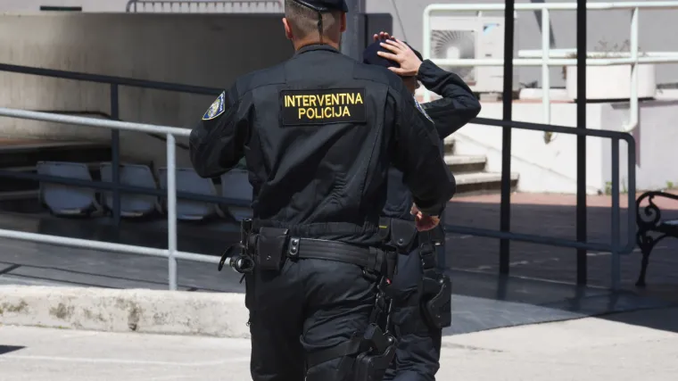 Velika akcija policije i USKOK-a u Splitu i Kaštelima: Uhićeno 19 članova zločinačkog udruženja