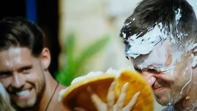 Ovo se dugo čekalo: Djevojke će se ujediniti protiv jednog frajera, padaju i zabranjeni poljupci