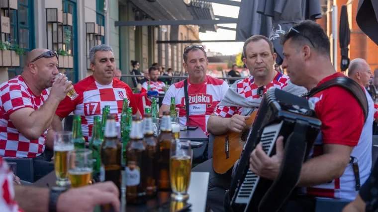 Za utakmicu je sve spremno: Pive teku u potocima, a izvadila se i harmonika