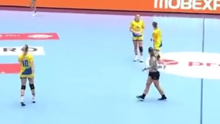 'Žuta minuta' budućih protivnica na&scaron;ih reprezentativki: Igračica dodala loptu sutkinji, ova se u potpunosti &scaron;okirala!