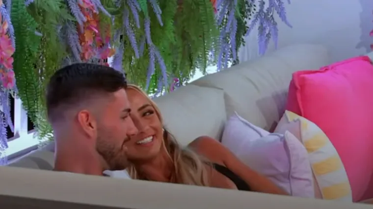 Hoće li atraktivna stjuardesa nakon ovoga konačno zaboraviti bivšeg? 'Nisam mogao dopustiti da naš prvi bude u krevetu'