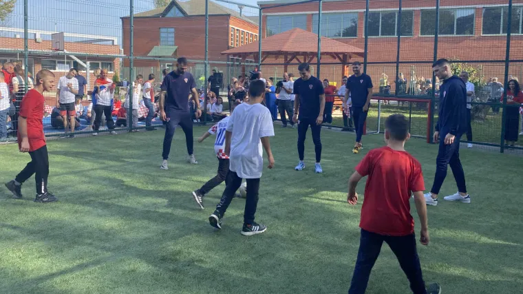 Vatreni posjetili centar Ivan &Scaron;tark i osječke vatrogasce