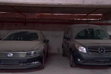 Zaplijenjeni auti na tajnoj lokaciji: Nekima je početna cijena bila čak 200 eura, a prodani su za 2000