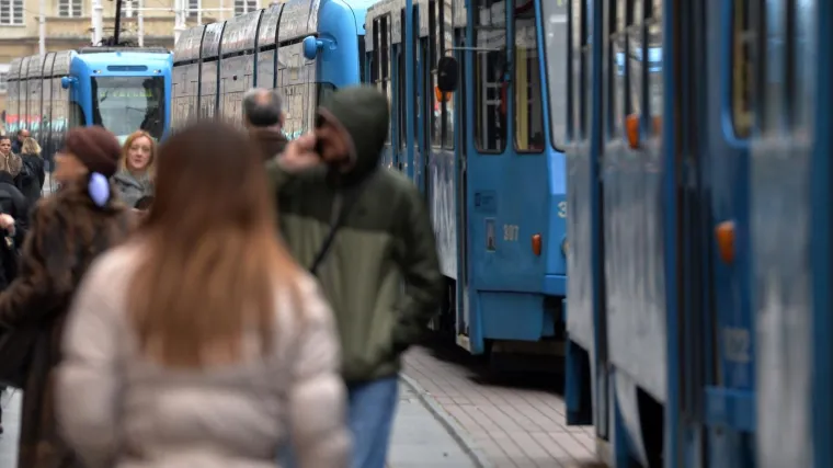 Opet prometni kaos u Zagrebu: Tramvaj iskočio iz tračnica na jednom od najfrekventnijih križanja