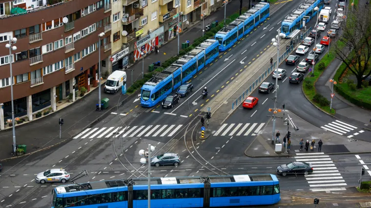 Tramvaj iskočio iz tračnica u sredi&scaron;tu Zagreba, nastao je kaos