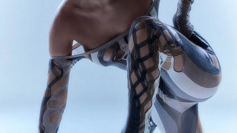 Ljepotica kojom je Instagram opsjednut: Reality zvijezda uvukla se u raspucane mrežaste čarape