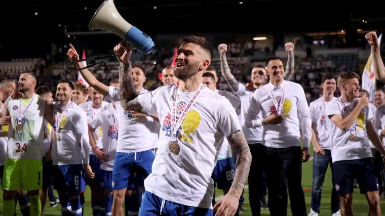 Umjesto s reprezentacijom, Livaja je bio na rođendanu gdje svi pjevaju: '&Scaron;ugava Rijeko, smrdljivi grade'